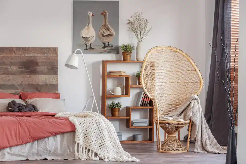 Pohodlná ložnice s dřevěnými prvky a teplými barvami, která ukazuje, jak kombinace textur a přírodních materiálů může prostor zútulnit.