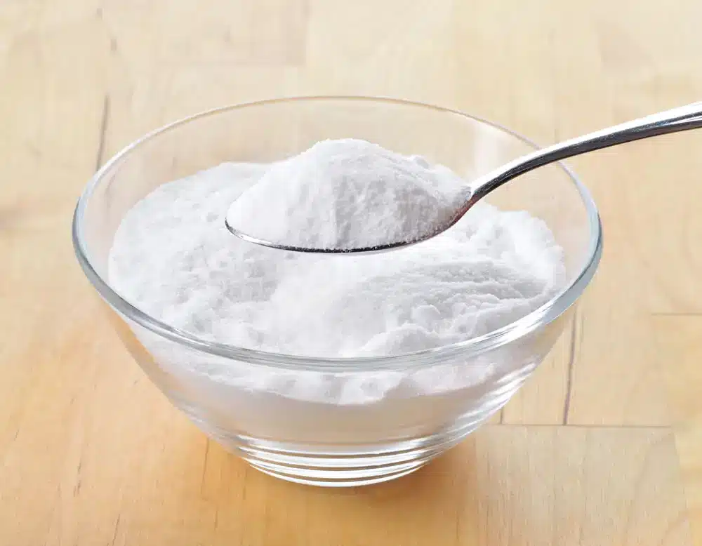 Miska s jedlou sodou, kterou lze použít k čištění žehličky a odstranění vodního kamene.