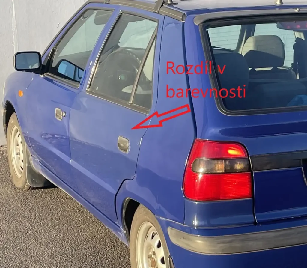 Nesrovnalosti v barevnosti karoserie, což může naznačovat předchozí opravy a je důležité si toho všimnout při prohlídce ojetého vozidla.