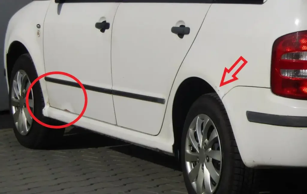 Záhyby a spoje na karoserii s náznaky poškození, což jsou klíčové body k prověření při nákupu ojetého automobilu.